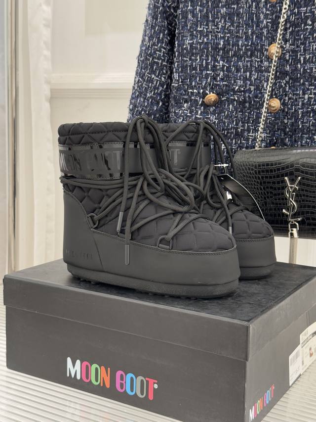厂价 Moon Boot经典爆款滑雪月亮靴 雪地靴系列 当凛冽寒风裹着碎雪漫过雪原 当滑雪道的弧线在纯白天地间延展 月亮靴携经典基因与硬核性能而来 既是征服冰雪