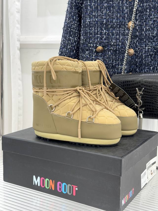厂价 Moon Boot经典爆款滑雪月亮靴 雪地靴系列 当凛冽寒风裹着碎雪漫过雪原 当滑雪道的弧线在纯白天地间延展 月亮靴携经典基因与硬核性能而来 既是征服冰雪