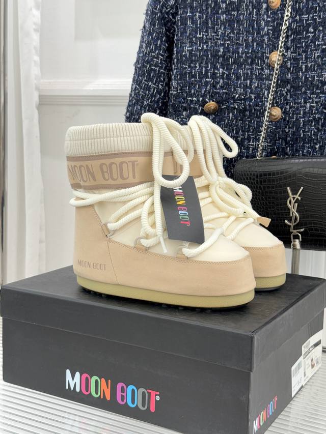 厂价 Moon Boot经典爆款滑雪月亮靴 雪地靴系列 当凛冽寒风裹着碎雪漫过雪原 当滑雪道的弧线在纯白天地间延展 月亮靴携经典基因与硬核性能而来 既是征服冰雪