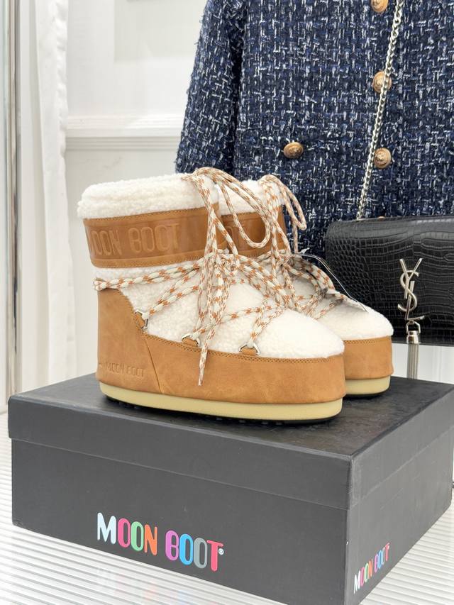 厂价 Moon Boot经典爆款滑雪月亮靴 雪地靴系列 当凛冽寒风裹着碎雪漫过雪原 当滑雪道的弧线在纯白天地间延展 月亮靴携经典基因与硬核性能而来 既是征服冰雪