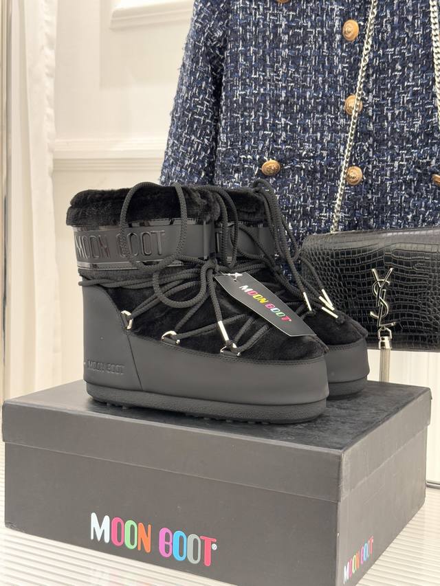 厂价 Moon Boot经典爆款滑雪月亮靴 雪地靴系列 当凛冽寒风裹着碎雪漫过雪原 当滑雪道的弧线在纯白天地间延展 月亮靴携经典基因与硬核性能而来 既是征服冰雪