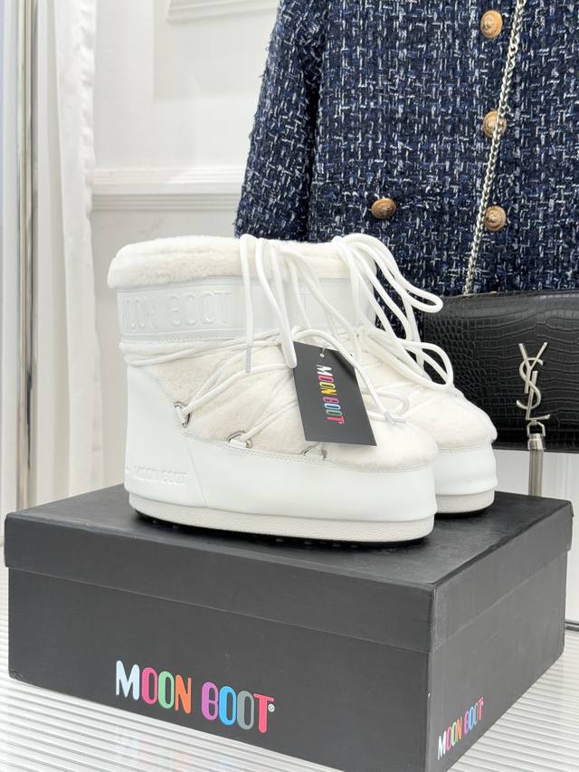 厂价 Moon Boot经典爆款滑雪月亮靴 雪地靴系列 当凛冽寒风裹着碎雪漫过雪原 当滑雪道的弧线在纯白天地间延展 月亮靴携经典基因与硬核性能而来 既是征服冰雪