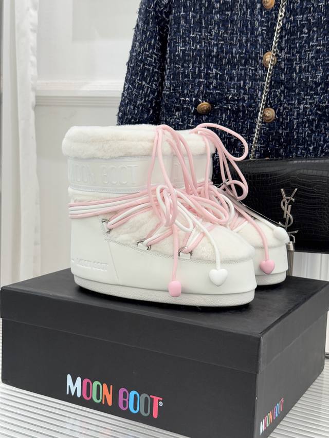 厂价 Moon Boot经典爆款滑雪月亮靴 雪地靴系列 当凛冽寒风裹着碎雪漫过雪原 当滑雪道的弧线在纯白天地间延展 月亮靴携经典基因与硬核性能而来 既是征服冰雪