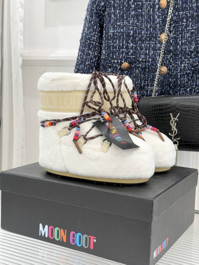 厂价 Moon Boot经典爆款滑雪月亮靴 雪地靴系列 当凛冽寒风裹着碎雪漫过雪原 当滑雪道的弧线在纯白天地间延展 月亮靴携经典基因与硬核性能而来 既是征服冰雪