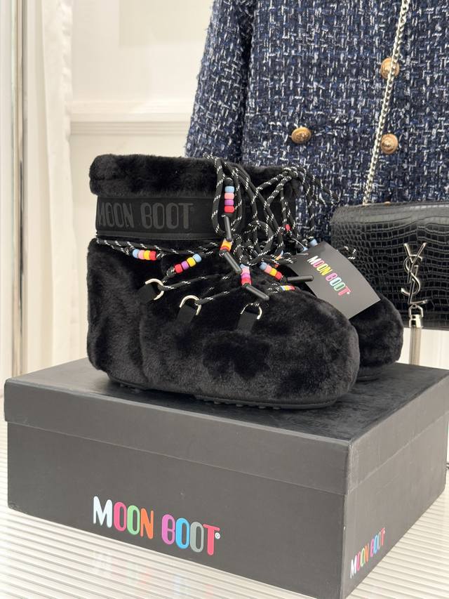 厂价 Moon Boot经典爆款滑雪月亮靴 雪地靴系列 当凛冽寒风裹着碎雪漫过雪原 当滑雪道的弧线在纯白天地间延展 月亮靴携经典基因与硬核性能而来 既是征服冰雪