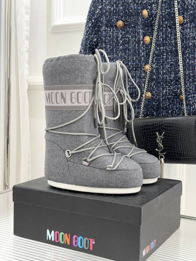 厂价 Moon Boot经典爆款滑雪月亮靴 雪地靴系列 当凛冽寒风裹着碎雪漫过雪原 当滑雪道的弧线在纯白天地间延展 月亮靴携经典基因与硬核性能而来 既是征服冰雪