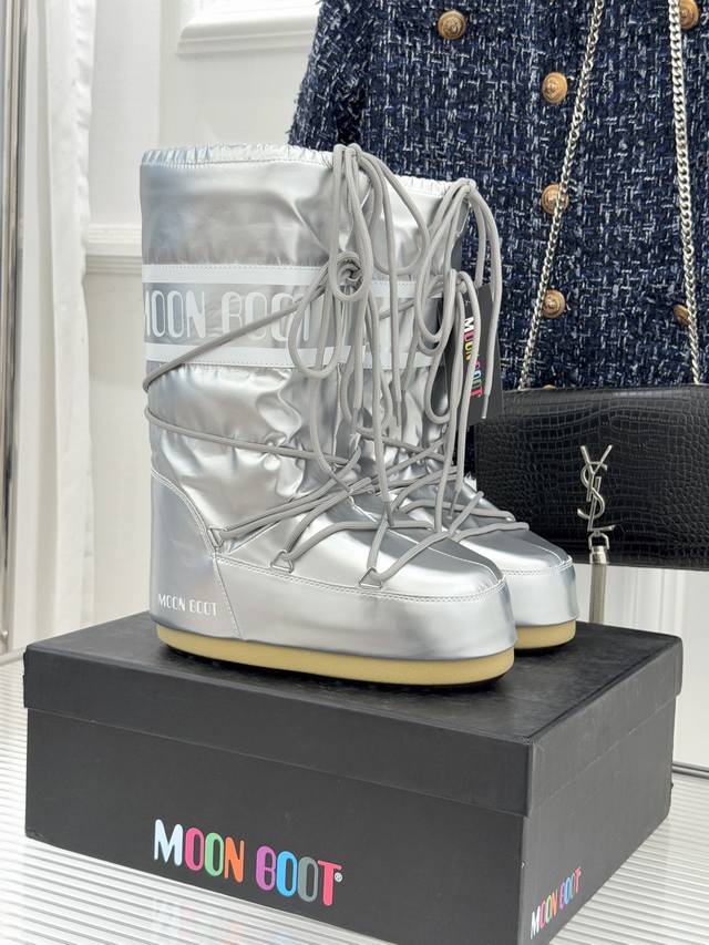 厂价 Moon Boot经典爆款滑雪月亮靴 雪地靴系列 当凛冽寒风裹着碎雪漫过雪原 当滑雪道的弧线在纯白天地间延展 月亮靴携经典基因与硬核性能而来 既是征服冰雪