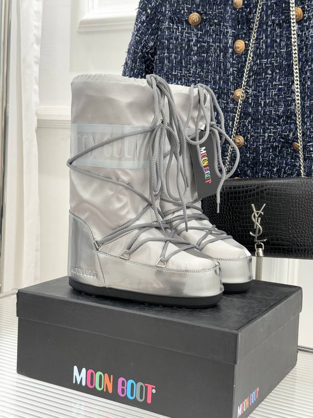 厂价 Moon Boot经典爆款滑雪月亮靴 雪地靴系列 当凛冽寒风裹着碎雪漫过雪原 当滑雪道的弧线在纯白天地间延展 月亮靴携经典基因与硬核性能而来 既是征服冰雪