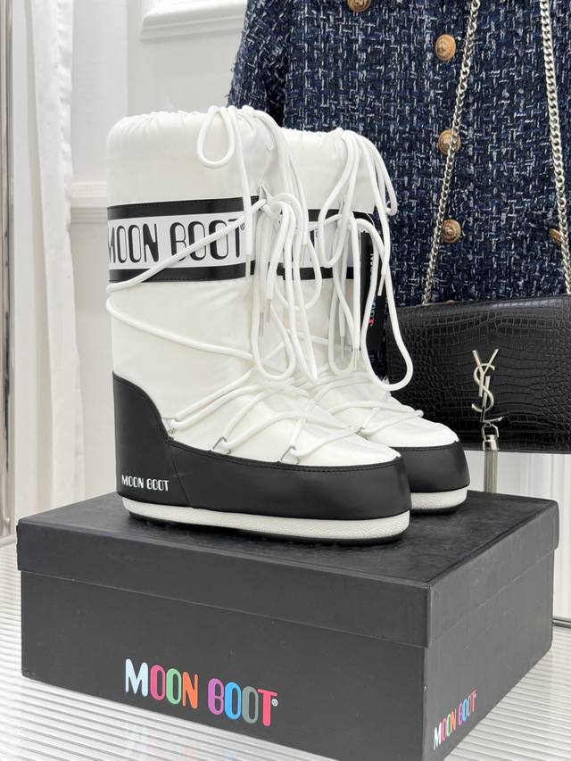 厂价 Moon Boot经典爆款滑雪月亮靴 雪地靴系列 当凛冽寒风裹着碎雪漫过雪原 当滑雪道的弧线在纯白天地间延展 月亮靴携经典基因与硬核性能而来 既是征服冰雪