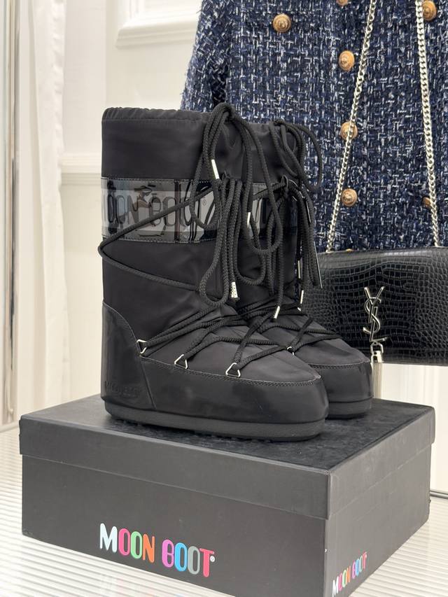 厂价 Moon Boot经典爆款滑雪月亮靴 雪地靴系列 当凛冽寒风裹着碎雪漫过雪原 当滑雪道的弧线在纯白天地间延展 月亮靴携经典基因与硬核性能而来 既是征服冰雪