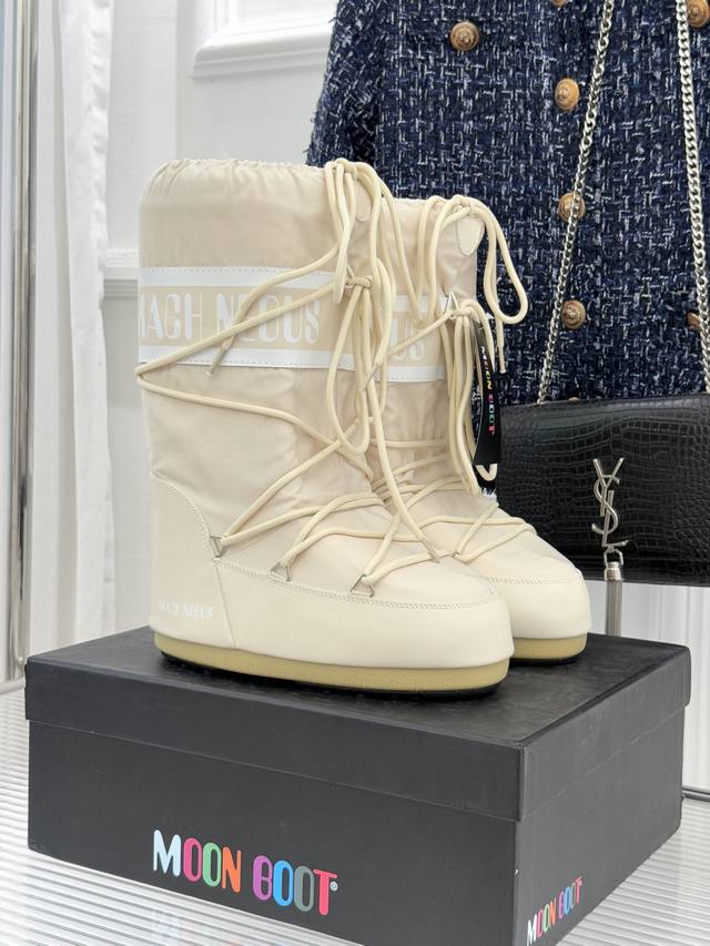 厂价 Moon Boot经典爆款滑雪月亮靴 雪地靴系列 当凛冽寒风裹着碎雪漫过雪原 当滑雪道的弧线在纯白天地间延展 月亮靴携经典基因与硬核性能而来 既是征服冰雪