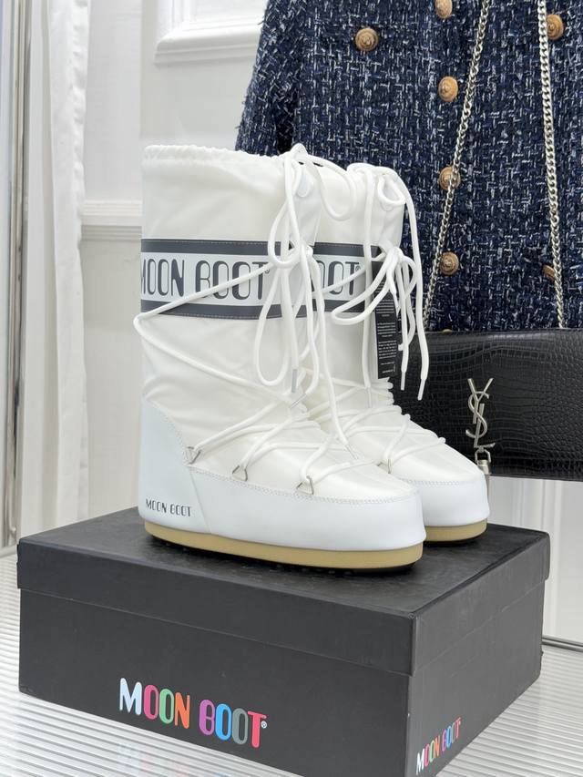 厂价 Moon Boot经典爆款滑雪月亮靴 雪地靴系列 当凛冽寒风裹着碎雪漫过雪原 当滑雪道的弧线在纯白天地间延展 月亮靴携经典基因与硬核性能而来 既是征服冰雪