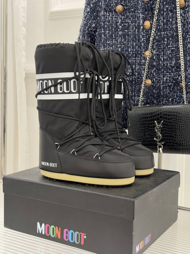 厂价 Moon Boot经典爆款滑雪月亮靴 雪地靴系列 当凛冽寒风裹着碎雪漫过雪原 当滑雪道的弧线在纯白天地间延展 月亮靴携经典基因与硬核性能而来 既是征服冰雪