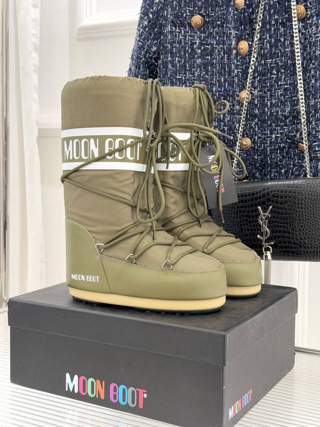 厂价 Moon Boot经典爆款滑雪月亮靴 雪地靴系列 当凛冽寒风裹着碎雪漫过雪原 当滑雪道的弧线在纯白天地间延展 月亮靴携经典基因与硬核性能而来 既是征服冰雪