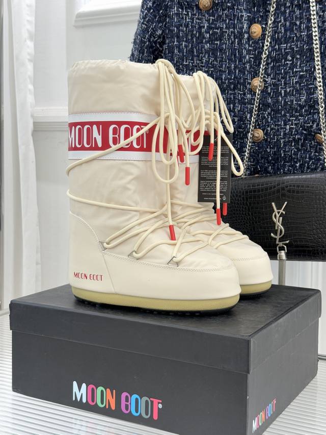 厂价 Moon Boot经典爆款滑雪月亮靴 雪地靴系列 当凛冽寒风裹着碎雪漫过雪原 当滑雪道的弧线在纯白天地间延展 月亮靴携经典基因与硬核性能而来 既是征服冰雪