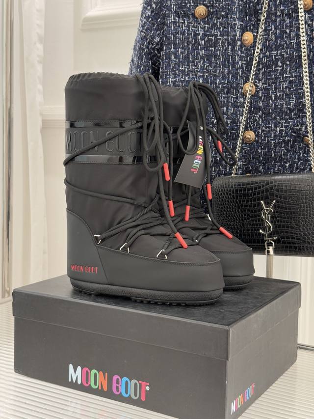 厂价 Moon Boot经典爆款滑雪月亮靴 雪地靴系列 当凛冽寒风裹着碎雪漫过雪原 当滑雪道的弧线在纯白天地间延展 月亮靴携经典基因与硬核性能而来 既是征服冰雪