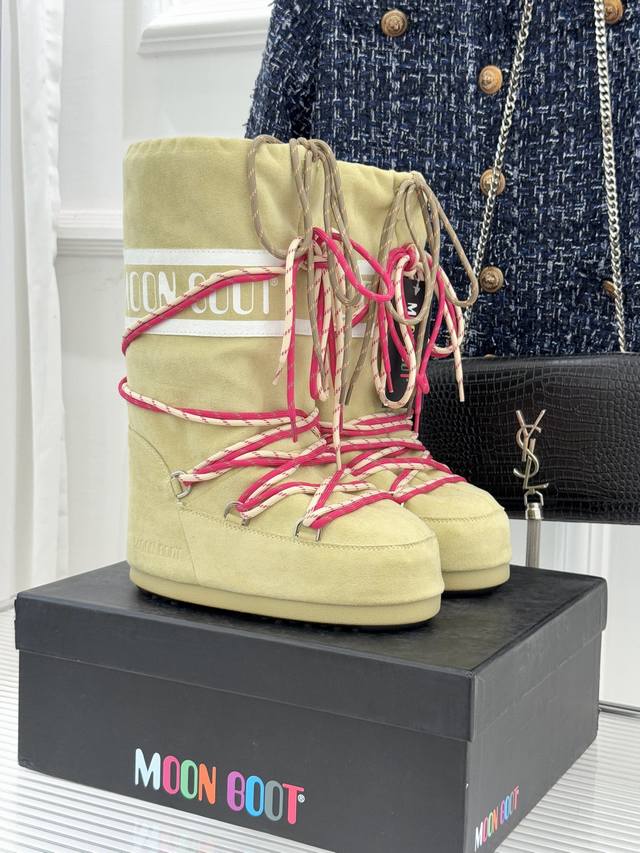 厂价 Moon Boot经典爆款滑雪月亮靴 雪地靴系列 当凛冽寒风裹着碎雪漫过雪原 当滑雪道的弧线在纯白天地间延展 月亮靴携经典基因与硬核性能而来 既是征服冰雪