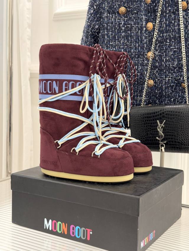 厂价 Moon Boot经典爆款滑雪月亮靴 雪地靴系列 当凛冽寒风裹着碎雪漫过雪原 当滑雪道的弧线在纯白天地间延展 月亮靴携经典基因与硬核性能而来 既是征服冰雪