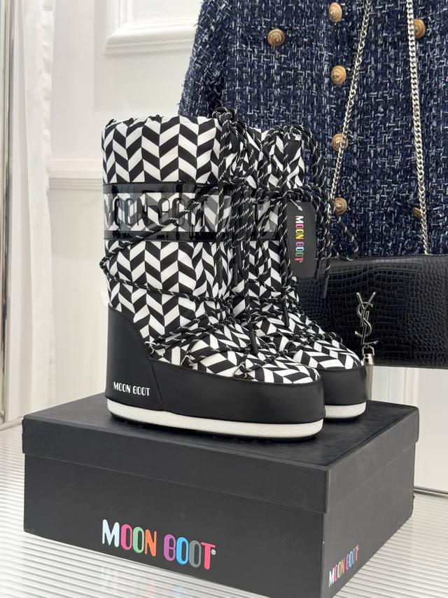 厂价 Moon Boot经典爆款滑雪月亮靴 雪地靴系列 当凛冽寒风裹着碎雪漫过雪原 当滑雪道的弧线在纯白天地间延展 月亮靴携经典基因与硬核性能而来 既是征服冰雪