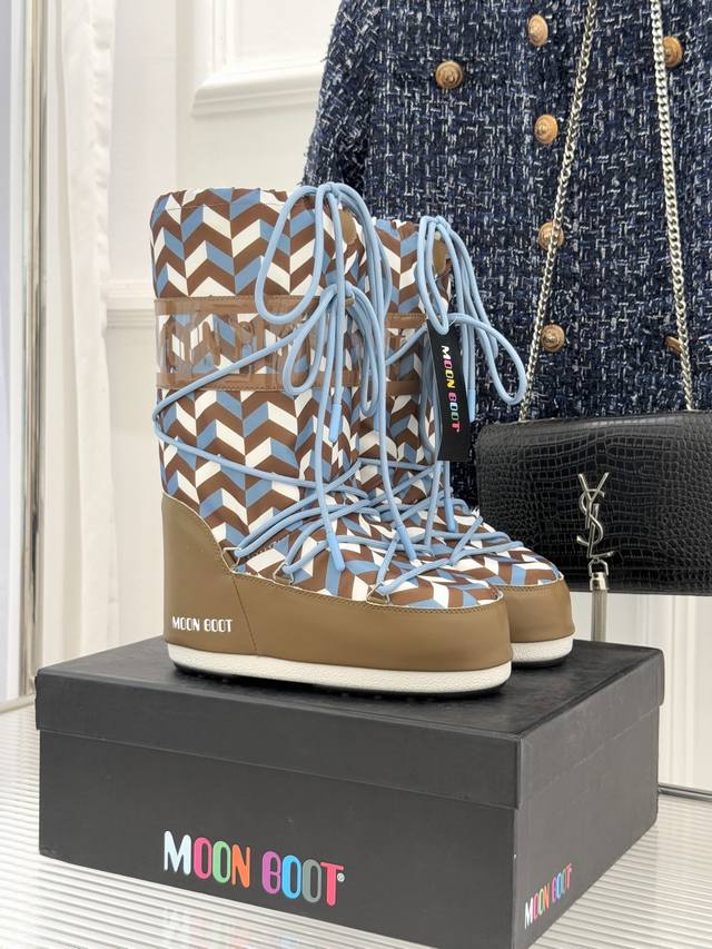 厂价 Moon Boot经典爆款滑雪月亮靴 雪地靴系列 当凛冽寒风裹着碎雪漫过雪原 当滑雪道的弧线在纯白天地间延展 月亮靴携经典基因与硬核性能而来 既是征服冰雪