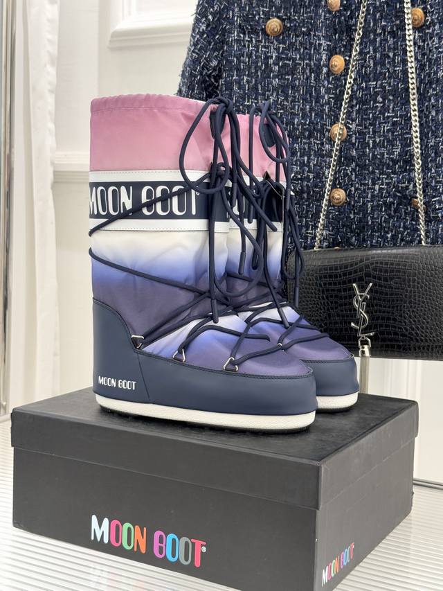 厂价 Moon Boot经典爆款滑雪月亮靴 雪地靴系列 当凛冽寒风裹着碎雪漫过雪原 当滑雪道的弧线在纯白天地间延展 月亮靴携经典基因与硬核性能而来 既是征服冰雪