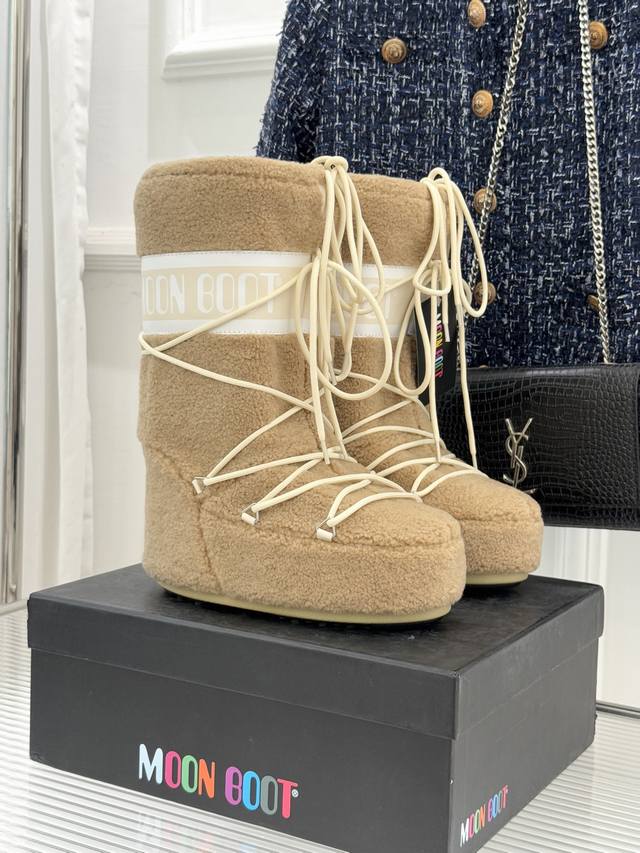 厂价 Moon Boot经典爆款滑雪月亮靴 雪地靴系列 当凛冽寒风裹着碎雪漫过雪原 当滑雪道的弧线在纯白天地间延展 月亮靴携经典基因与硬核性能而来 既是征服冰雪