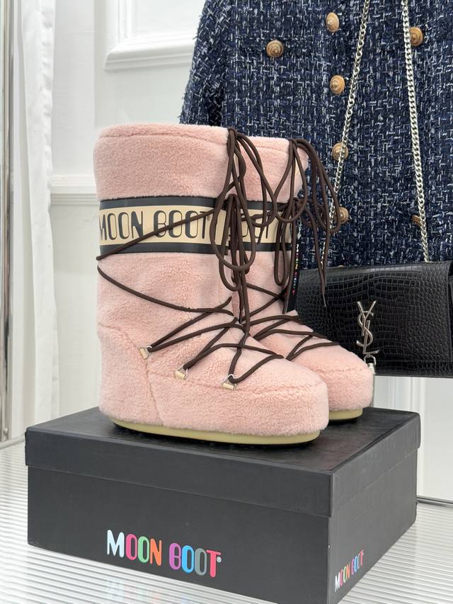 厂价 Moon Boot经典爆款滑雪月亮靴 雪地靴系列 当凛冽寒风裹着碎雪漫过雪原 当滑雪道的弧线在纯白天地间延展 月亮靴携经典基因与硬核性能而来 既是征服冰雪