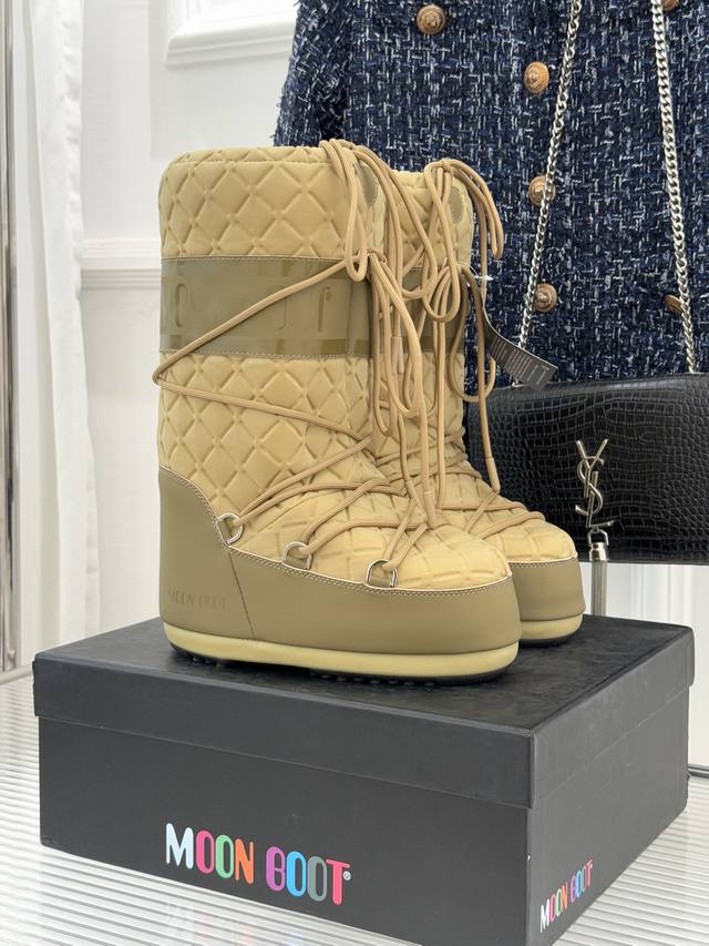 厂价 Moon Boot经典爆款滑雪月亮靴 雪地靴系列 当凛冽寒风裹着碎雪漫过雪原 当滑雪道的弧线在纯白天地间延展 月亮靴携经典基因与硬核性能而来 既是征服冰雪