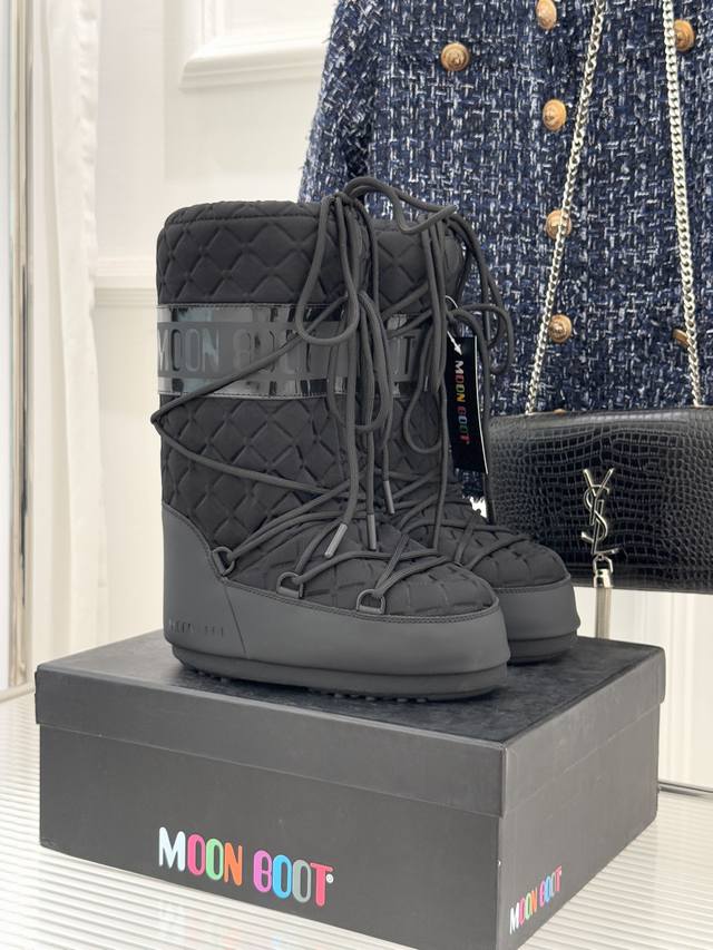 厂价 Moon Boot经典爆款滑雪月亮靴 雪地靴系列 当凛冽寒风裹着碎雪漫过雪原 当滑雪道的弧线在纯白天地间延展 月亮靴携经典基因与硬核性能而来 既是征服冰雪
