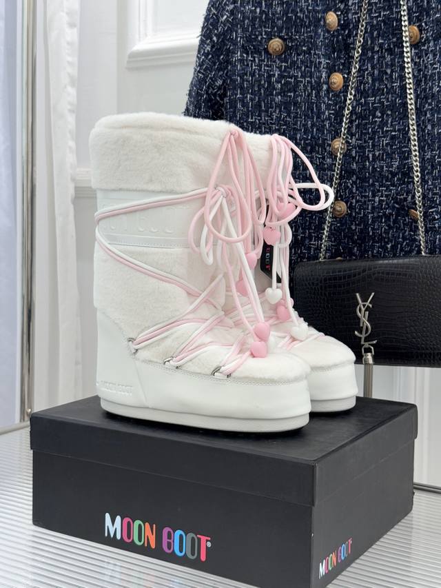 厂价 Moon Boot经典爆款滑雪月亮靴 雪地靴系列 当凛冽寒风裹着碎雪漫过雪原 当滑雪道的弧线在纯白天地间延展 月亮靴携经典基因与硬核性能而来 既是征服冰雪