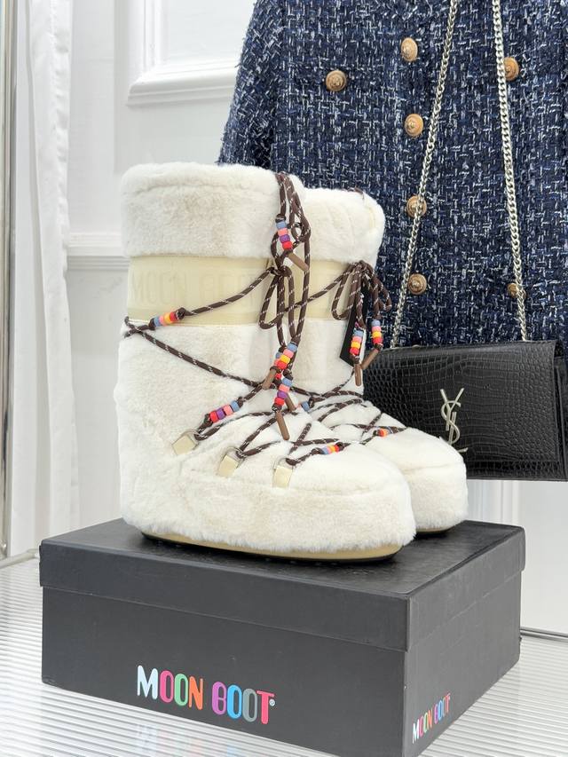 厂价 Moon Boot经典爆款滑雪月亮靴 雪地靴系列 当凛冽寒风裹着碎雪漫过雪原 当滑雪道的弧线在纯白天地间延展 月亮靴携经典基因与硬核性能而来 既是征服冰雪