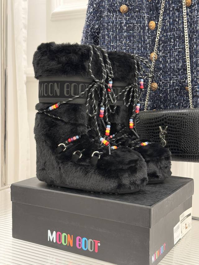 厂价 Moon Boot经典爆款滑雪月亮靴 雪地靴系列 当凛冽寒风裹着碎雪漫过雪原 当滑雪道的弧线在纯白天地间延展 月亮靴携经典基因与硬核性能而来 既是征服冰雪