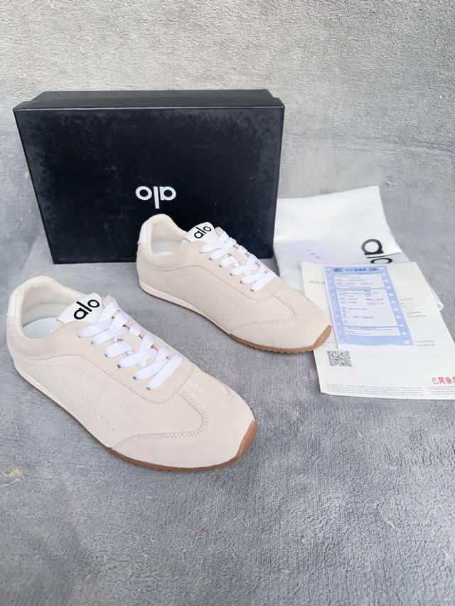 2670秋冬最新情侣款德训鞋 休闲鞋 美国瑜伽服品牌超火的Alo 欧美明星私服首选 这系列真的太好看了 牛津薄底的设计 上脚超级轻便舒服 暴走不累 好看又时尚
