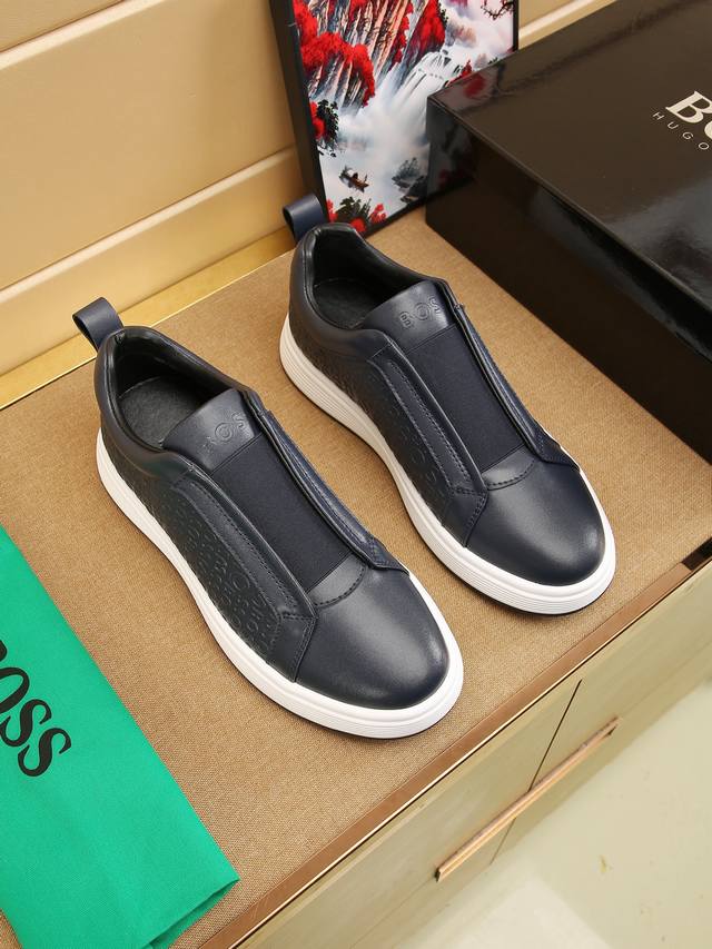2025年新款刚上，Boss休闲运动男鞋，鞋面采用最新压花材料，大方得体，此款鞋底，非常柔软，舒适轻便，码数38-46码，价格