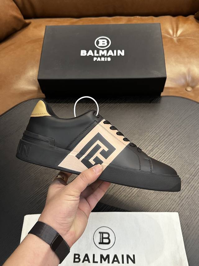 Balmain巴尔曼B-Skate运动鞋 B-Skate 多材质拼接撞色运动鞋 ，鞋面饰有黑色鞋带，皮革拼接鞋舌点缀 Balmain 徽标， Tpu 鞋底饰有同