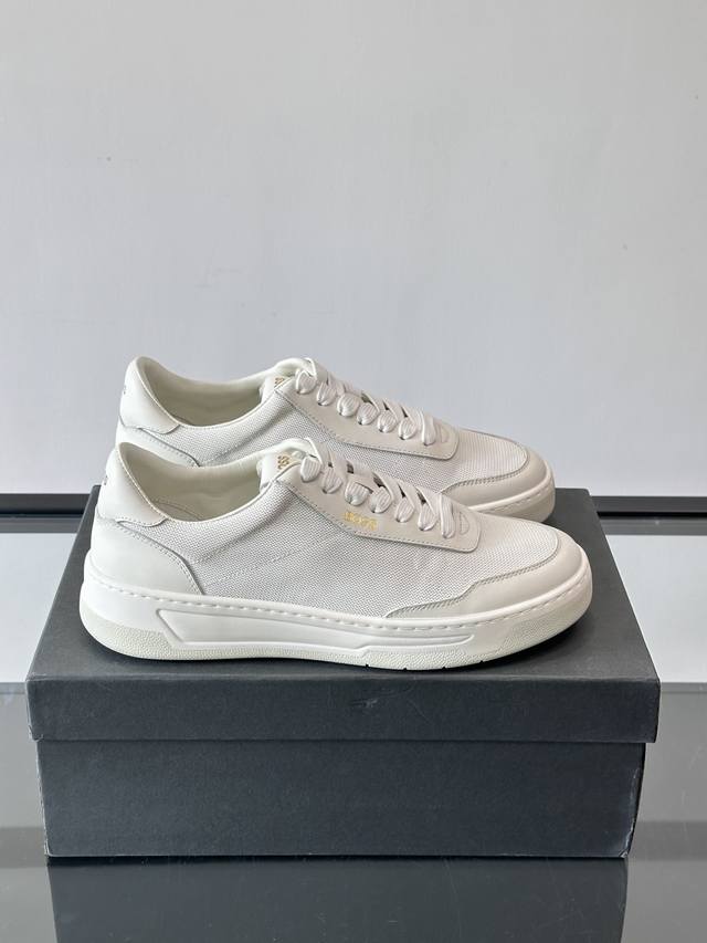 Boss复古板鞋，皮质+织物拼接，透气又耐穿，清洁超方便！厚底设计约3-4Cm，悄悄增高，日常穿搭无压力。鞋垫柔软，长时间走路也很舒服，春夏季节必备！复古+运动