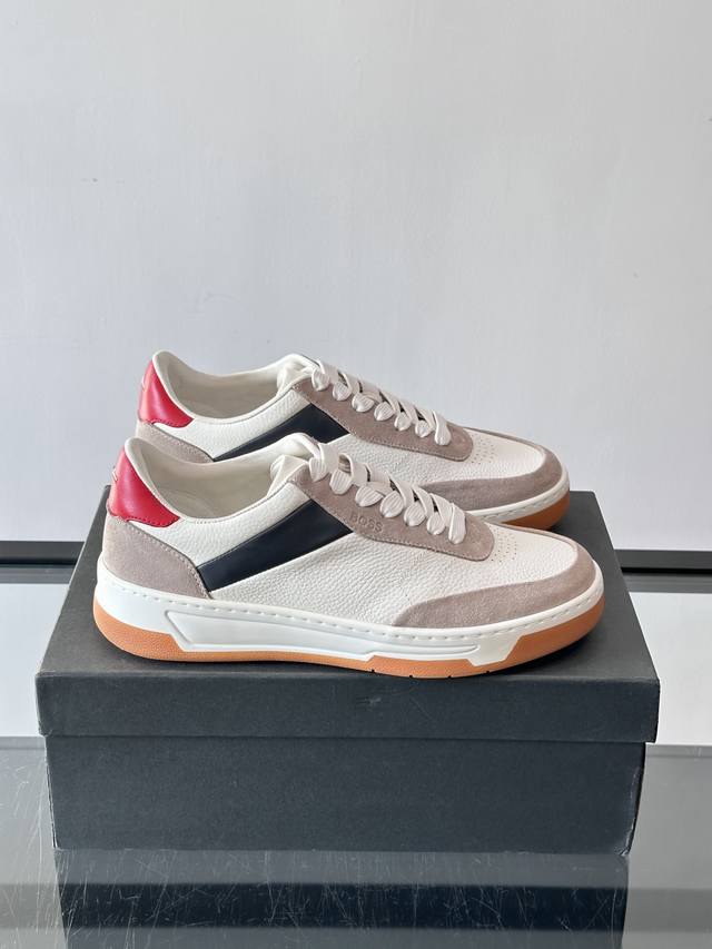 Boss休闲板鞋，真皮反绒皮拼接，质感细腻又耐用！橡胶鞋底防滑耐磨，日常穿搭超安心。简约设计+经典小白鞋配色，百搭牛仔裤、运动裤都Ok，通勤休闲都能Hold住。