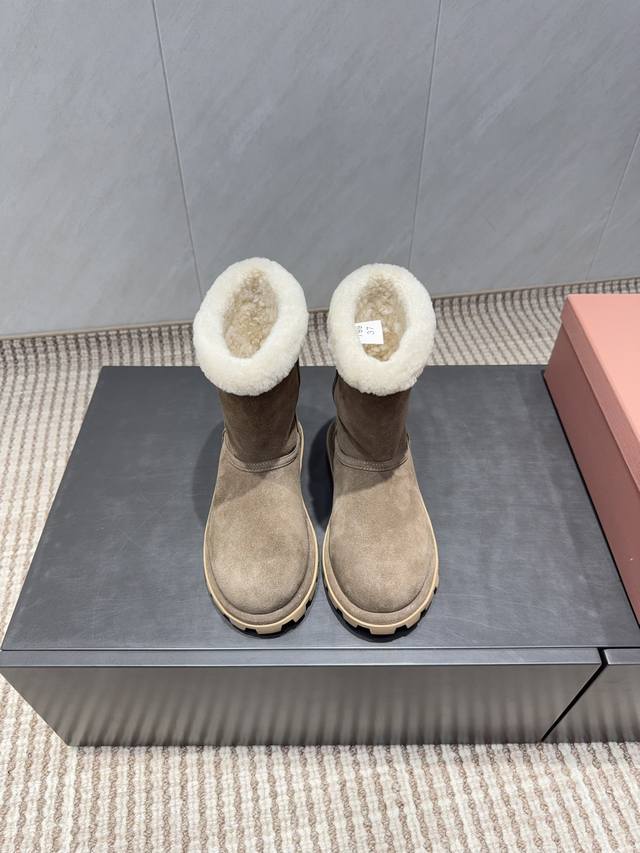 出厂： 独家顶级版本 缪缪Miumiu2025Vs秋冬最新爆款雪地靴系列 圆头厚底雪地靴 来自Miu Miu系列的细节特写 新季的潮流要素 ，与此刻挚爱的概念，