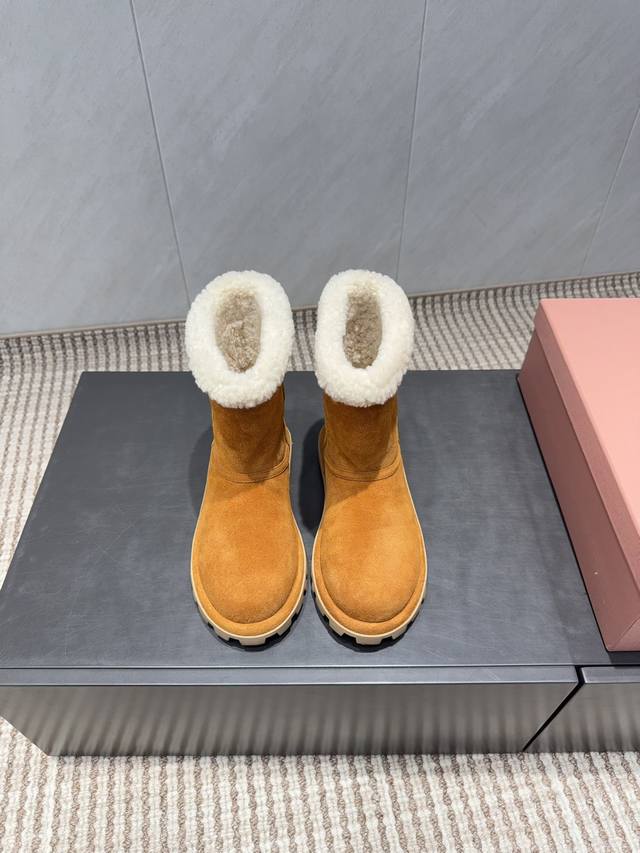 出厂： 独家顶级版本 缪缪Miumiu2025Vs秋冬最新爆款雪地靴系列 圆头厚底雪地靴 来自Miu Miu系列的细节特写 新季的潮流要素 ，与此刻挚爱的概念，