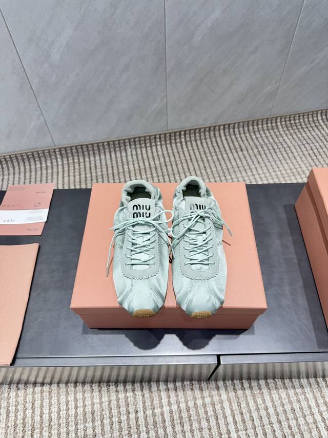 出厂： 独家顶级版本 缪缪Miumiu 2025Vs最新爆款休闲鞋系列 真丝绑带休闲鞋 Miumiu最新爆款 前卫大胆的设计，Miu Miu风格融于此款厚底帆布