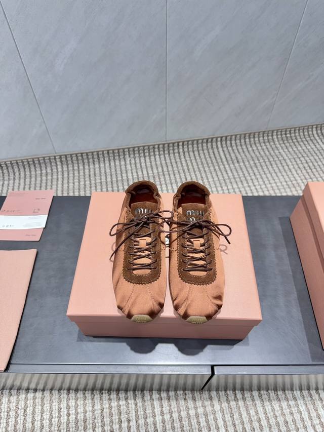 出厂： 独家顶级版本 缪缪Miumiu 2025Vs最新爆款休闲鞋系列 真丝绑带休闲鞋 Miumiu最新爆款 前卫大胆的设计，Miu Miu风格融于此款厚底帆布