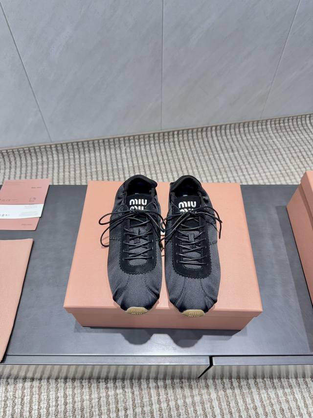 出厂： 独家顶级版本 缪缪Miumiu 2025Vs最新爆款休闲鞋系列 真丝绑带休闲鞋 Miumiu最新爆款 前卫大胆的设计，Miu Miu风格融于此款厚底帆布