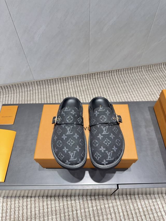 出厂:情侣 独家顶级版本 L驴牌2025Vs秋季情侣新款半拖系列 情侣横带半拖 原版细节，超正版型，超级好看，上脚超大气，自带气质，时尚运动风，舒适度特别棒 面