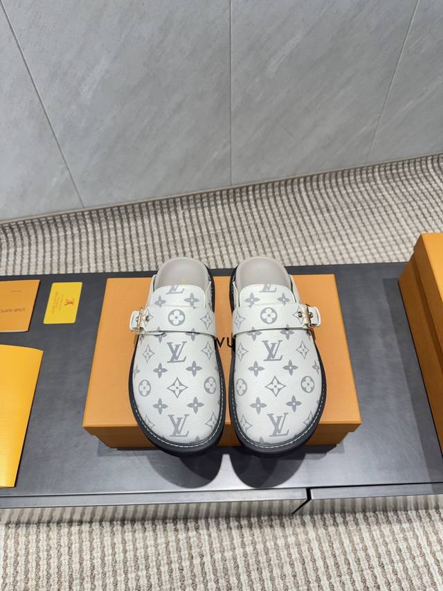 出厂:情侣 独家顶级版本 L驴牌2025Vs秋季情侣新款半拖系列 情侣横带半拖 原版细节，超正版型，超级好看，上脚超大气，自带气质，时尚运动风，舒适度特别棒 面