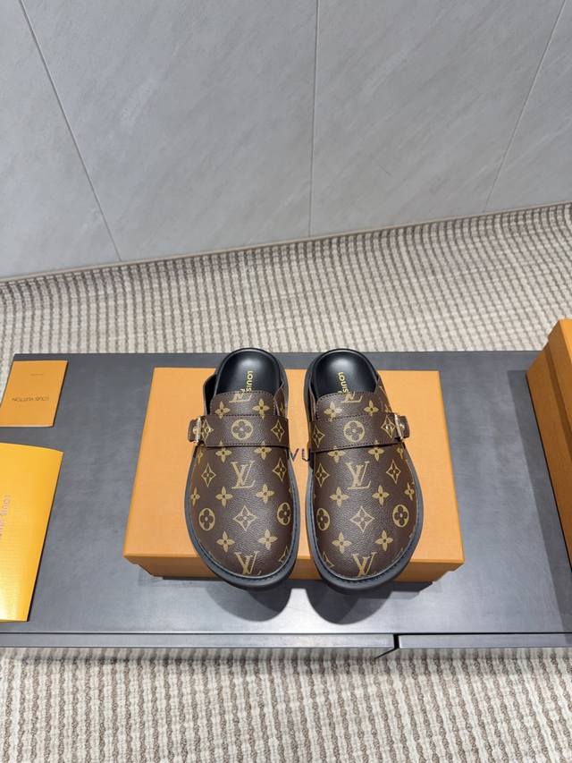 出厂:情侣 独家顶级版本 L驴牌2025Vs秋季情侣新款半拖系列 情侣横带半拖 原版细节，超正版型，超级好看，上脚超大气，自带气质，时尚运动风，舒适度特别棒 面