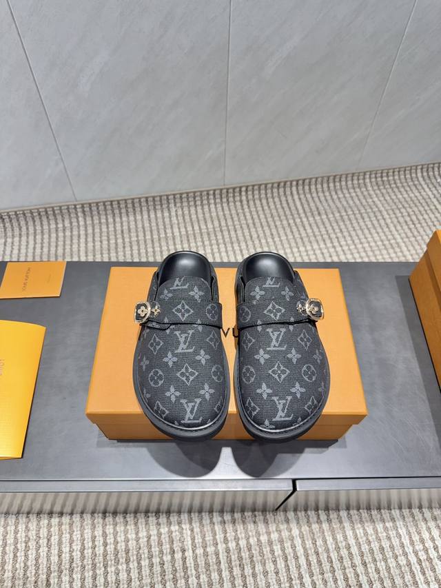 出厂:情侣 独家顶级版本 L驴牌2025Vs秋季情侣新款半拖系列 情侣横带半拖 原版细节，超正版型，超级好看，上脚超大气，自带气质，时尚运动风，舒适度特别棒 面