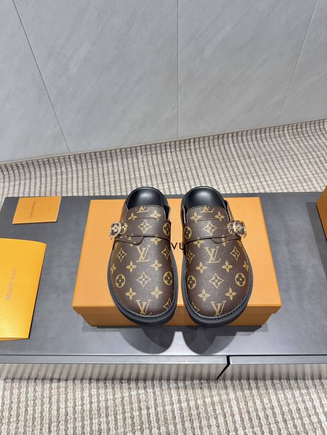 出厂:情侣 独家顶级版本 L驴牌2025Vs秋季情侣新款半拖系列 情侣横带半拖 原版细节，超正版型，超级好看，上脚超大气，自带气质，时尚运动风，舒适度特别棒 面