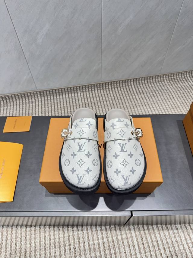 出厂:情侣 独家顶级版本 L驴牌2025Vs秋季情侣新款半拖系列 情侣横带半拖 原版细节，超正版型，超级好看，上脚超大气，自带气质，时尚运动风，舒适度特别棒 面