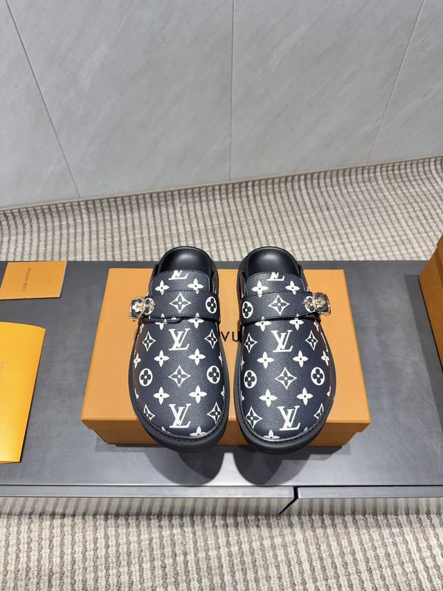 出厂:情侣 独家顶级版本 L驴牌2025Vs秋季情侣新款半拖系列 情侣横带半拖 原版细节，超正版型，超级好看，上脚超大气，自带气质，时尚运动风，舒适度特别棒 面