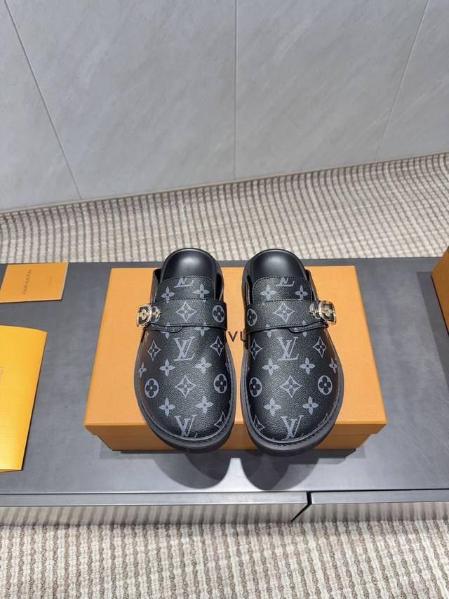 出厂:情侣 独家顶级版本 L驴牌2025Vs秋季情侣新款半拖系列 情侣横带半拖 原版细节，超正版型，超级好看，上脚超大气，自带气质，时尚运动风，舒适度特别棒 面